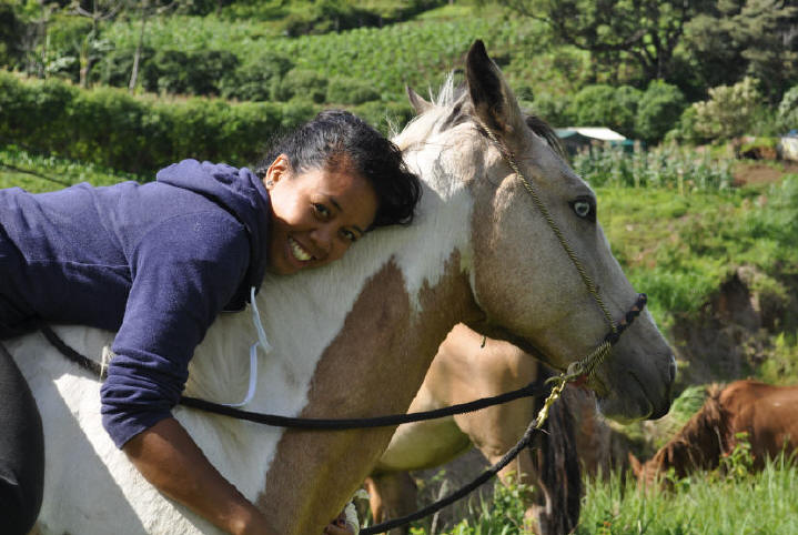Smiling Horses Monteverde Volunteering on Luna Azul